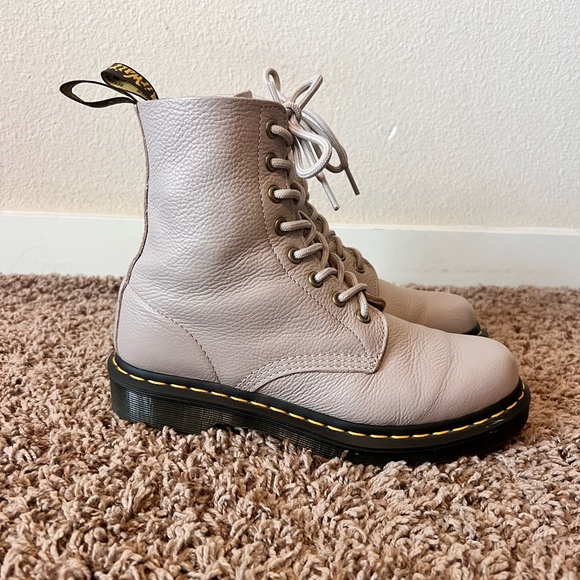Dr. Martens 1460 Greige Leather 7 Combat Boots Lace Up - Picture 3 of 11